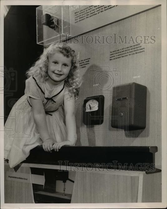 1954 Press Photo Cynthia Allen at Pavilion of Museum of Science in Boston-Historic Images