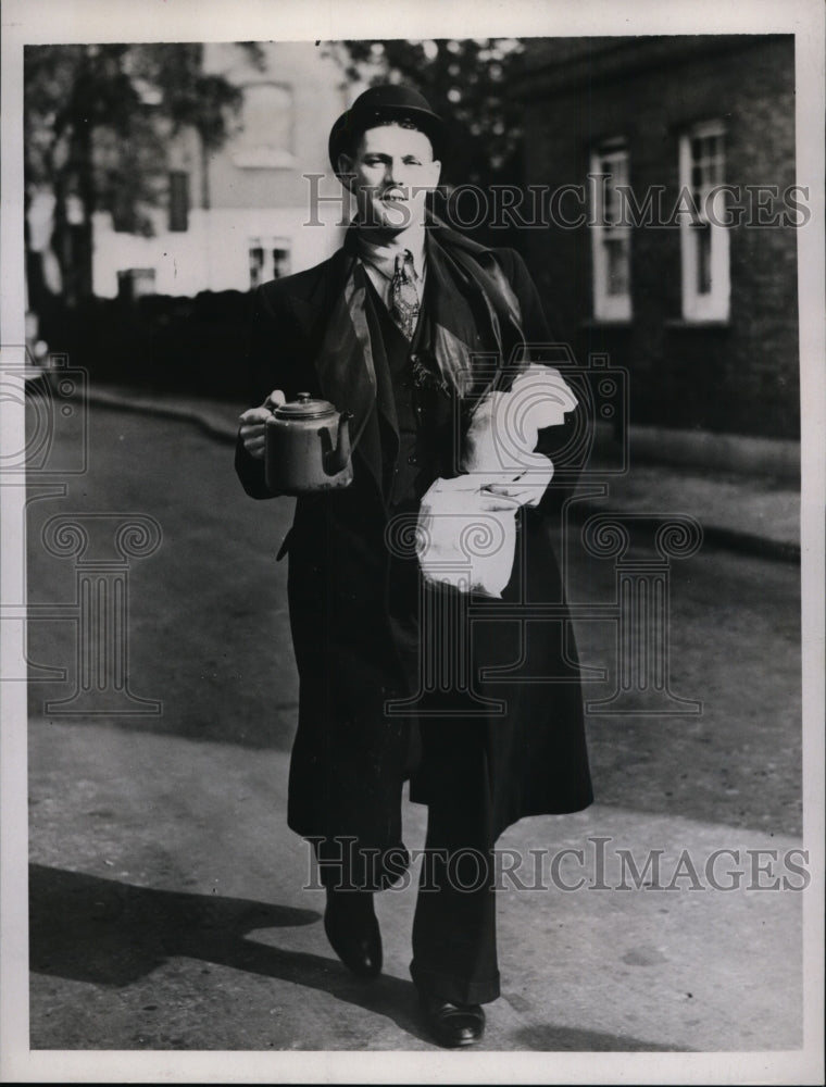 1938 Press Photo Douglas Kitchener at Hammersmith Printing Works Stay in Strike-Historic Images