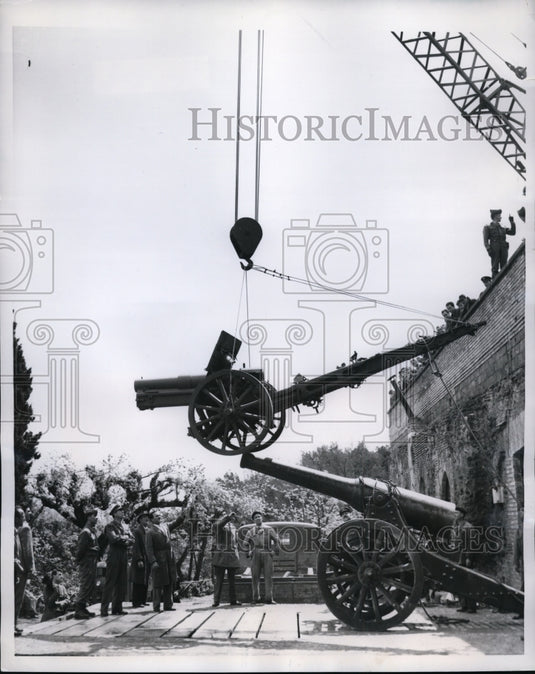 1959 Press Photo Army Crane Lowers Cannon at Janiculum Hill in Rome Italy-Historic Images