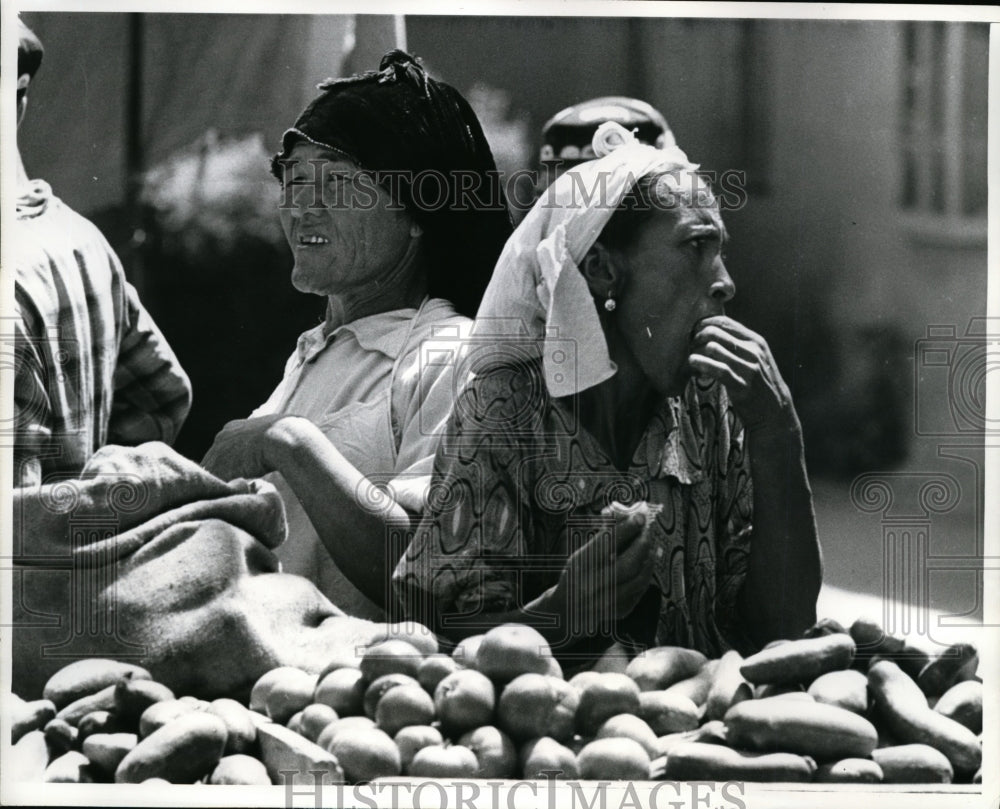 1964 Press Photo Peasant Woman Shops in Tashkent Market of Uzbekistan - Historic Images