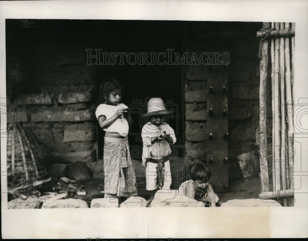 1937 Press Photo Children Playing in Antigua Guatemala - nex97208-Historic Images