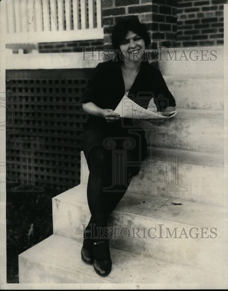1927 Press Photo Mrs Ida Keller Policeman Asks Her to Pull Her Short Skirt Down - Historic Images