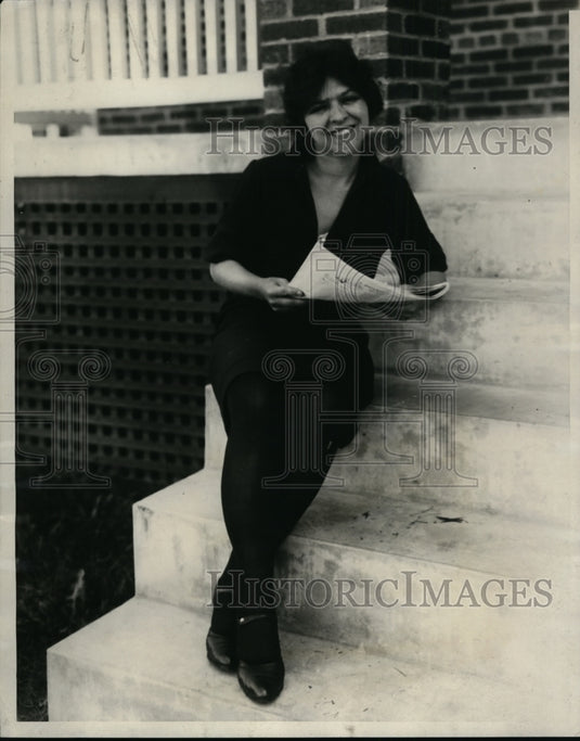 1927 Press Photo Mrs Ida Keller Policeman Asks Her to Pull Her Short Skirt Down - Historic Images