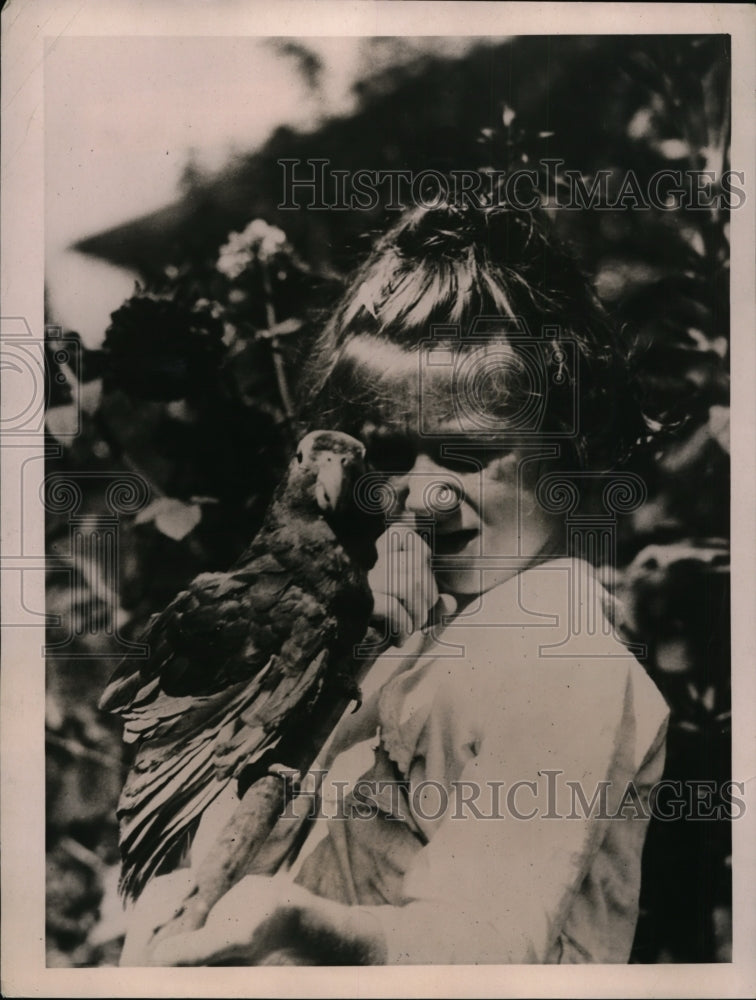 1922 Press Photo Chiquita Parrot Age 60 &amp; Louise Gerhardt Age 10 - nex97666-Historic Images