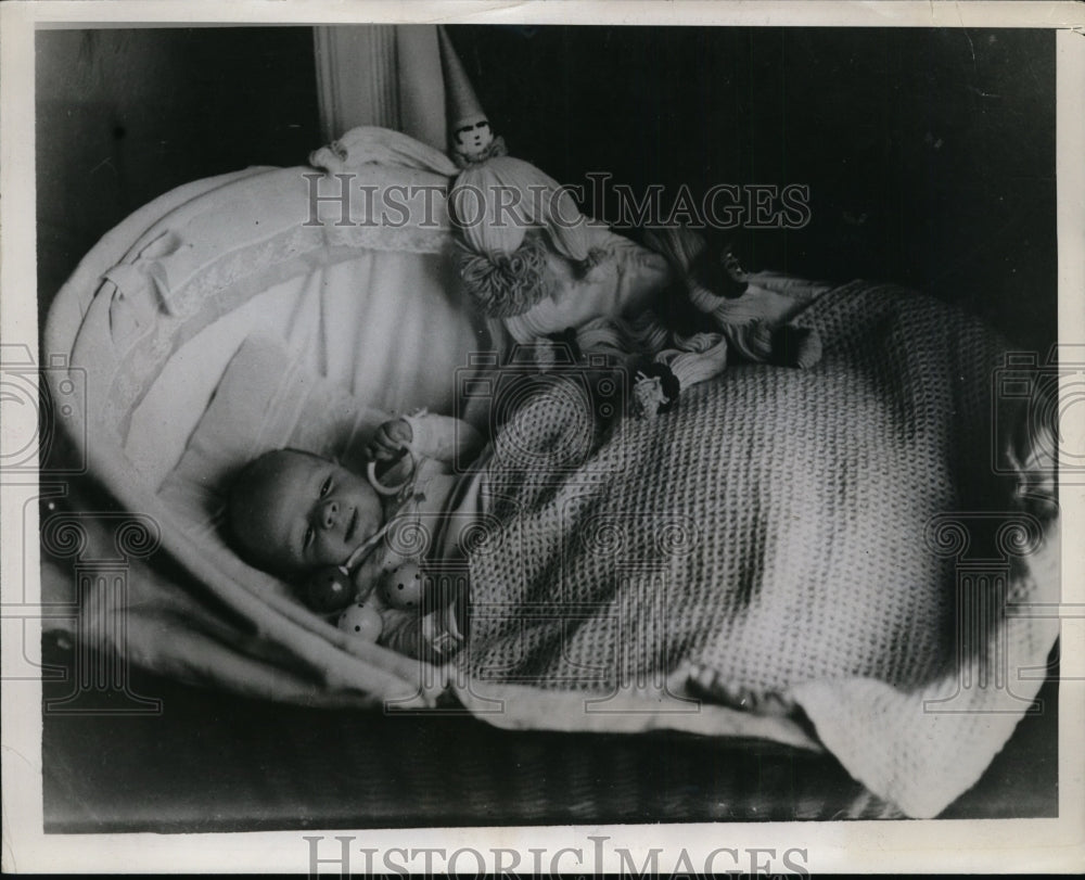 1937 Press Photo Cradle is Baby Boys Bed Customary in US - Historic Images