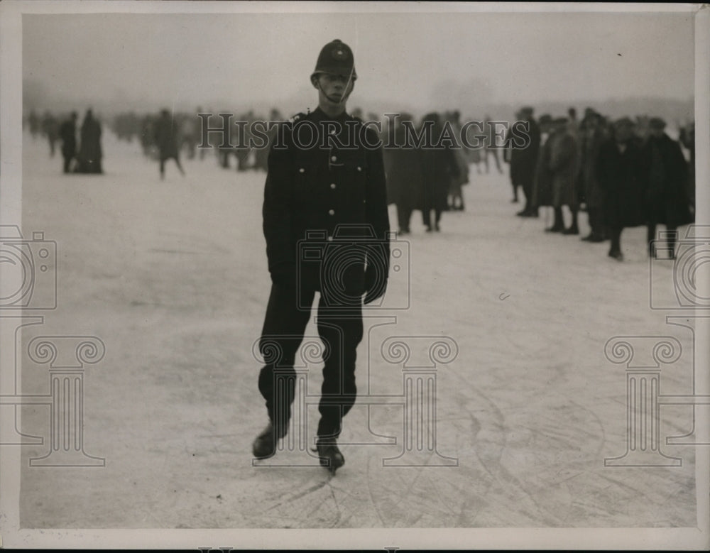 1929 Press Photo Police officer on skates patrols course in London for a race-Historic Images