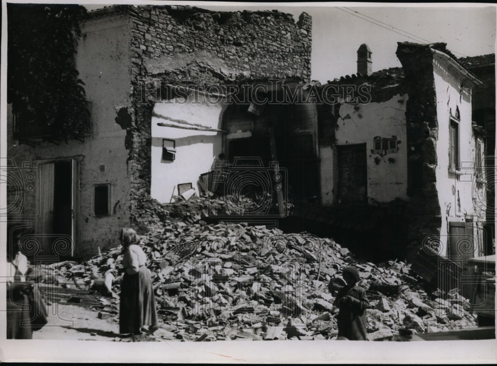 1930 Press Photo Homeless at ruins at Lacedonia Italy after earthquake-Historic Images