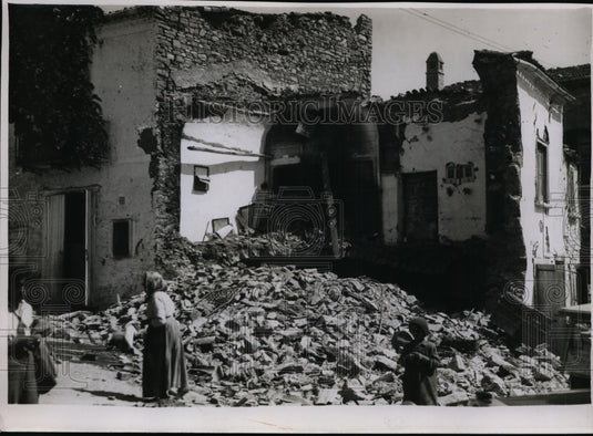 1930 Press Photo Homeless at ruins at Lacedonia Italy after earthquake-Historic Images