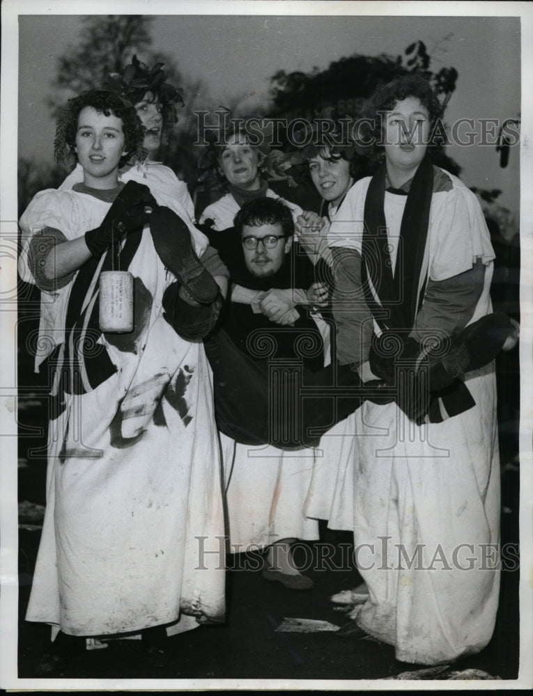 1962 Press Photo Druids on Chapham Common at London England carnival - nex99313-Historic Images