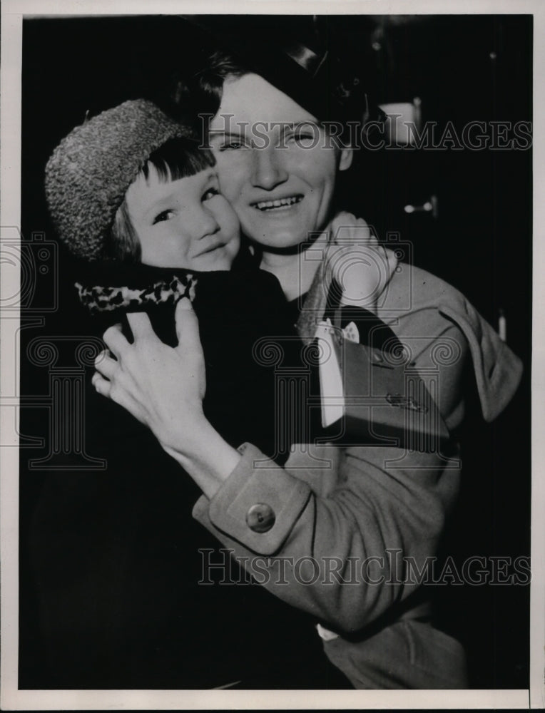 1936 Press Photo Mrs Emma Linscomb &amp; baby Alicia Albrado reunite in Memphis-Historic Images