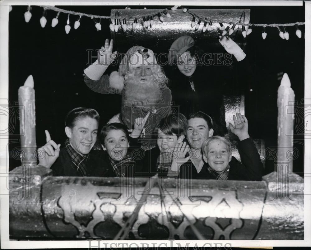 1939 Press Photo Watson Family of Actors Riding Down Santa Clause Lane Hollywood - Historic Images