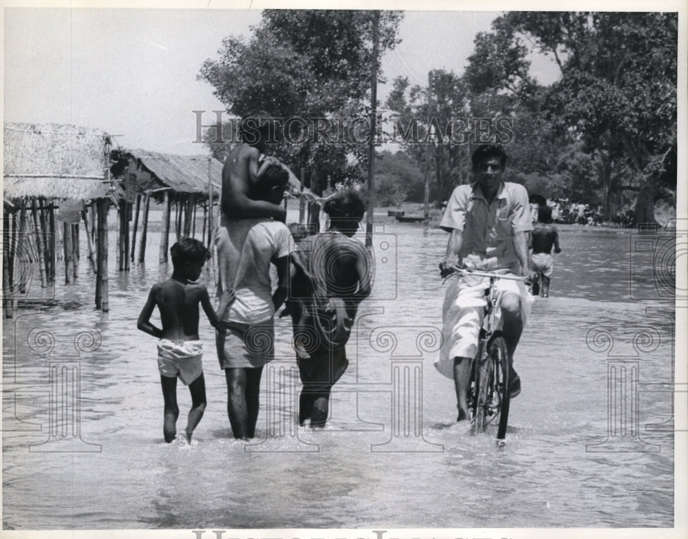 1967 Press Photo Orissa West Bengal Border India People in Flooded Area- Historic Images