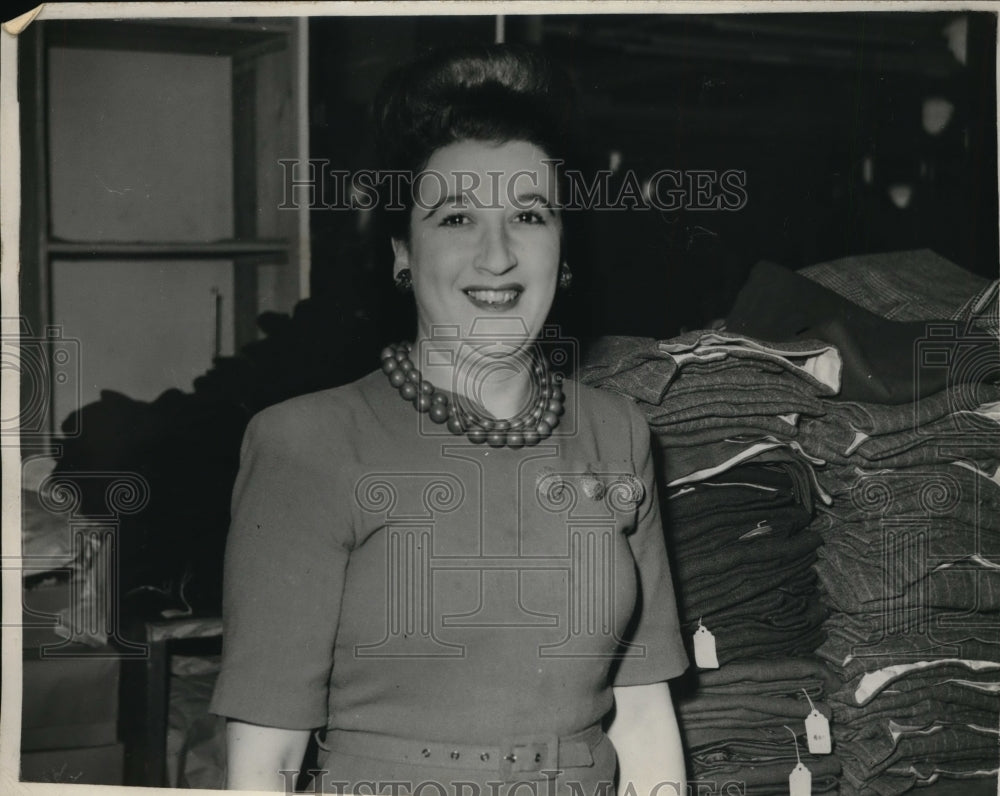 1942 Bety Collin of 55 of Brick Lane East London She is Buyer - Historic Images