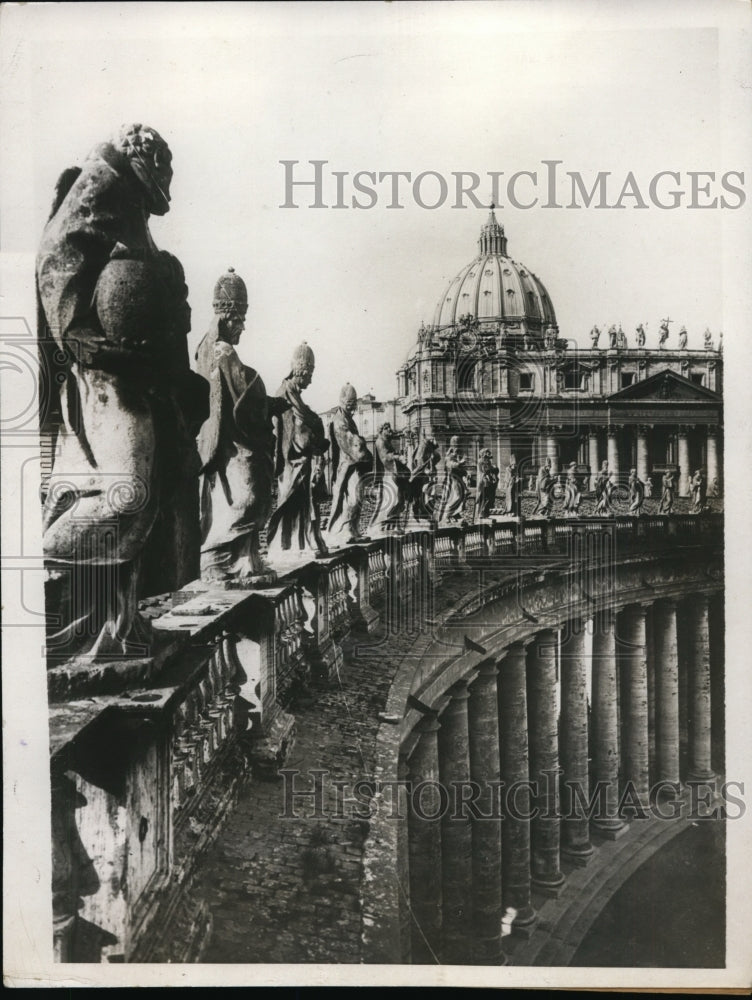 1932 Corner of The Vatican City with Religious Statues Standing Guar - Historic Images
