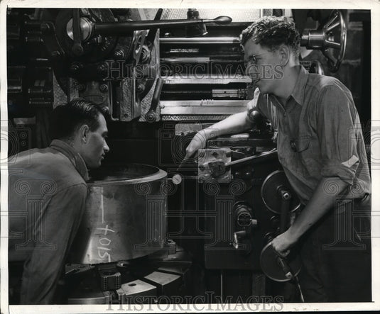 1941 Press Photo Ed Schiller & Philip Tantaros at Westinghouse Co - Historic Images