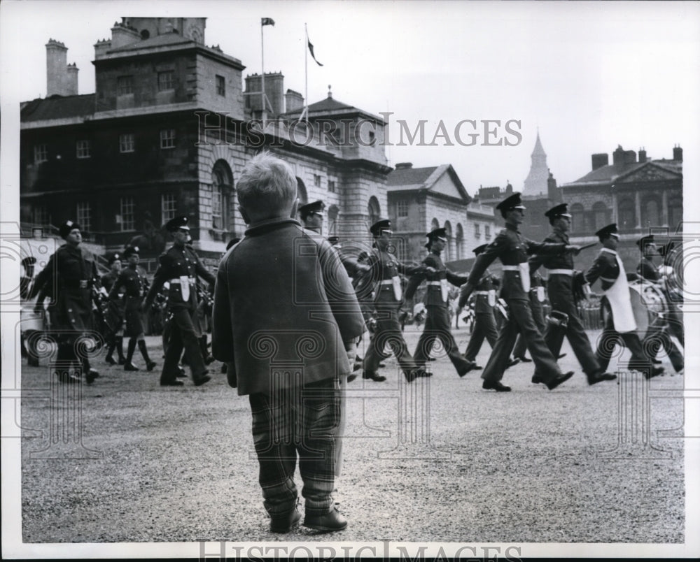 1960 Press Photo Mark Hatch watches Horseguards parade in London - ney01263-Historic Images