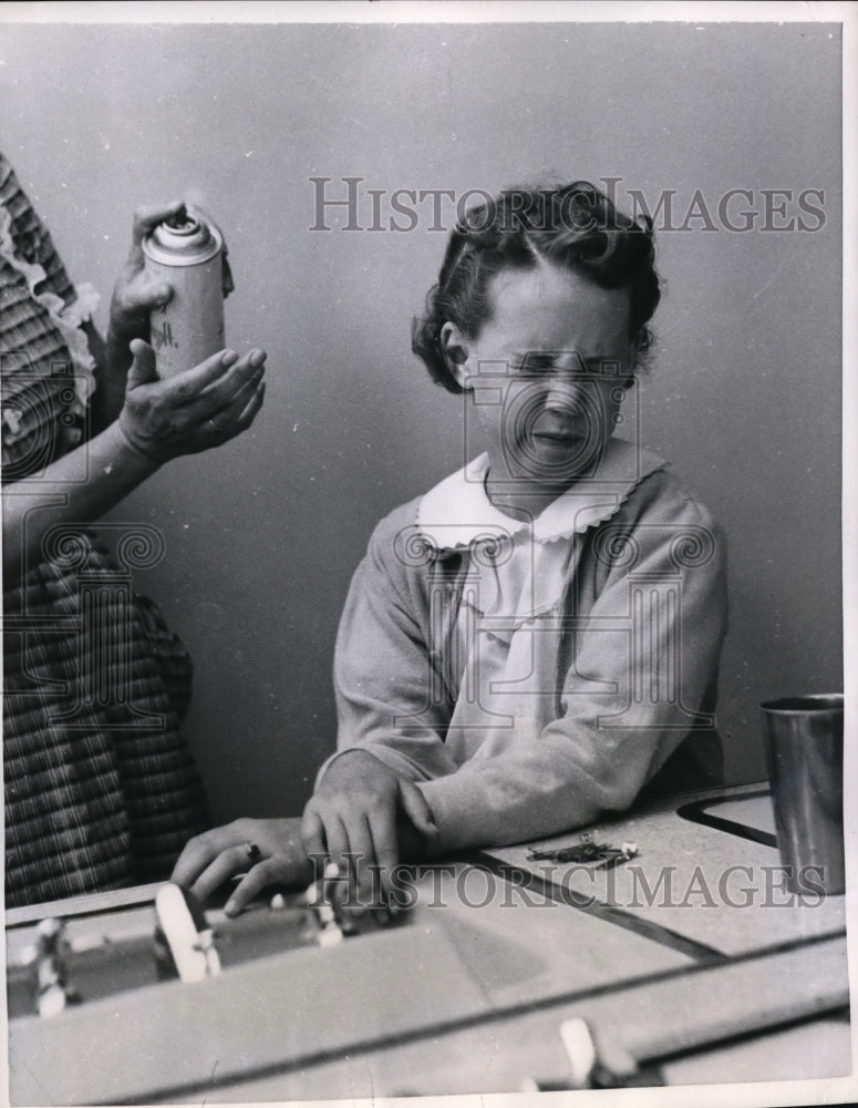 1955 Press Photo Elaine Peterson &amp; chemical spray for permanent wave - ney01318-Historic Images