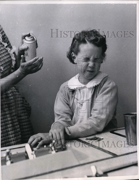 1955 Press Photo Elaine Peterson & chemical spray for permanent wave - ney01318-Historic Images