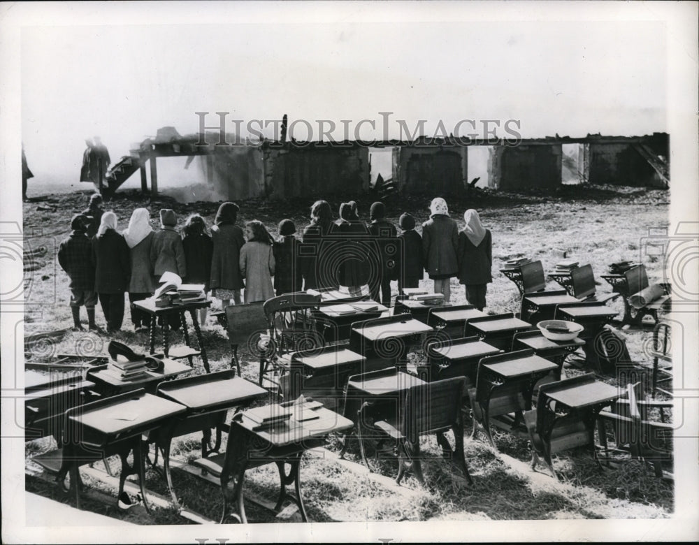 1946 Press Photo Bethel Pennsylvania desks&amp; kids saved from school fire - Historic Images