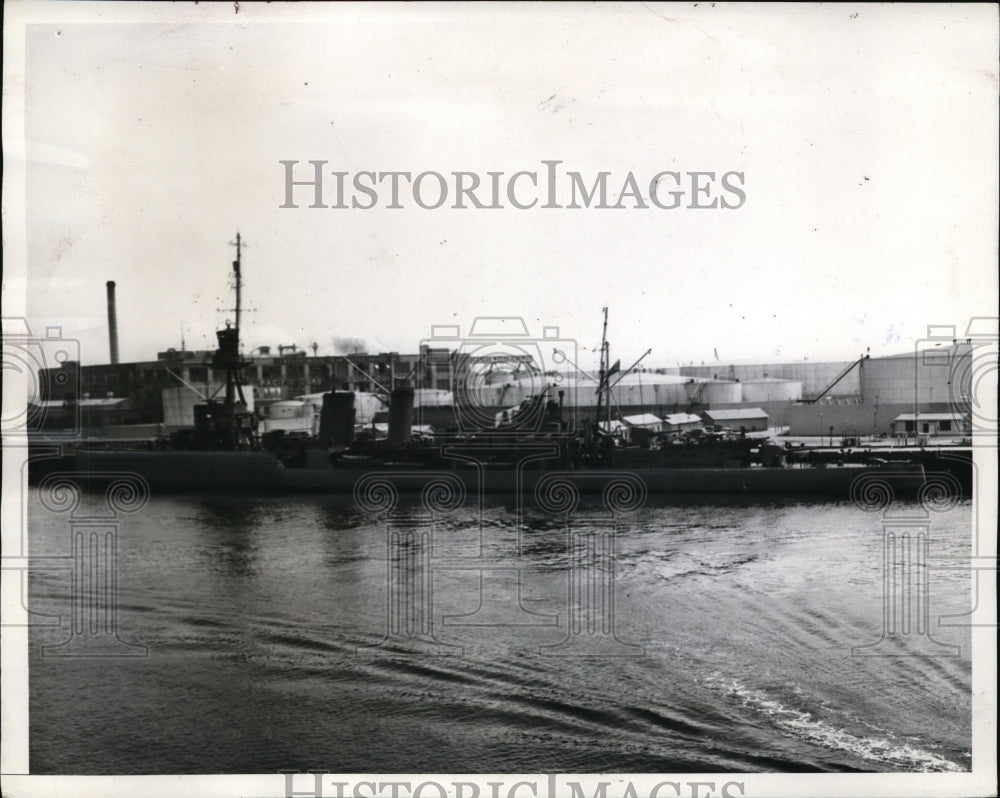 1940 British lt cruiser Caradoc enters Los Angeles harbor - Historic Images