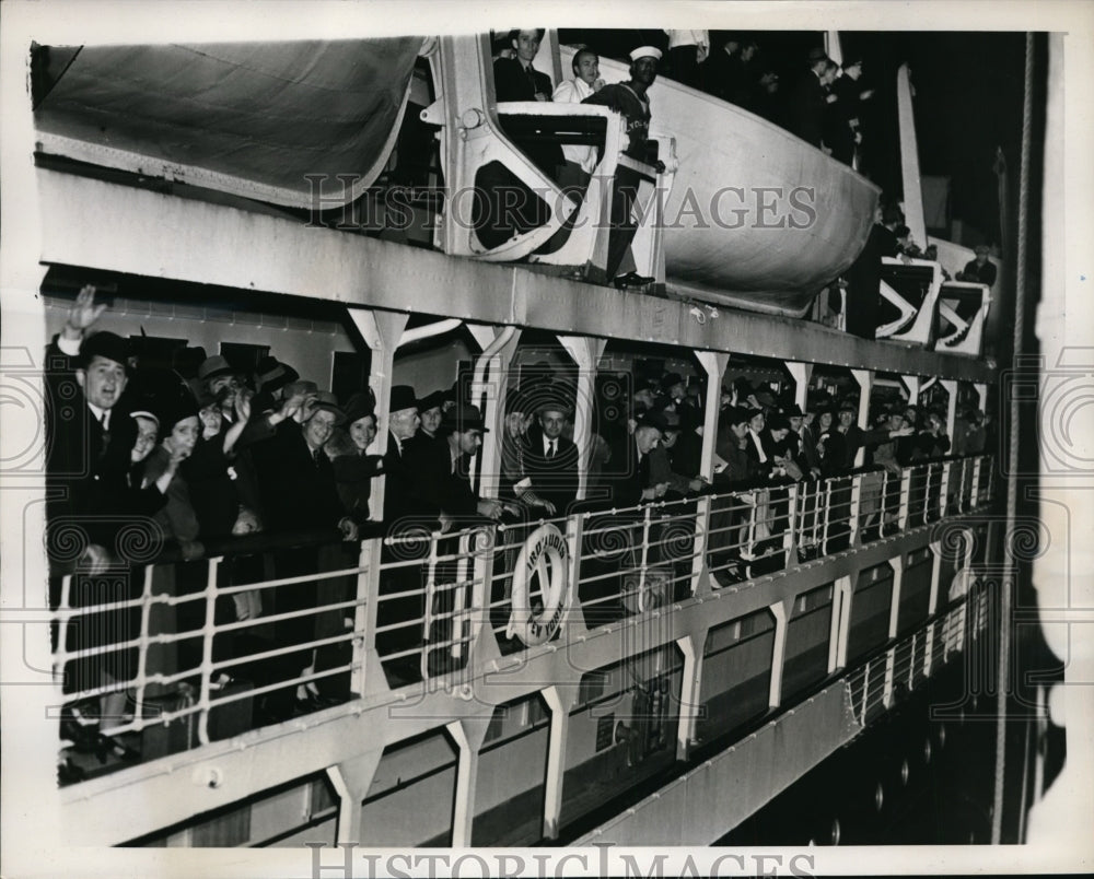 1939 Press Photo Iroquois Ship Escorted by Coast Guard &amp; Destroyers in New York-Historic Images