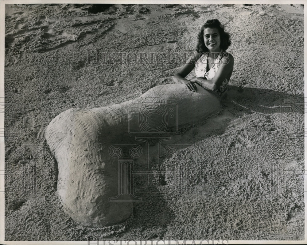 1938 Press Photo Patricia Mercer in Pink Sand at Bermuda&#39;s Coral Beach - Historic Images