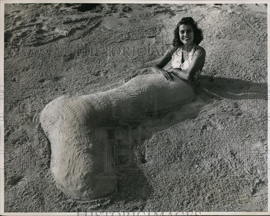 1938 Press Photo Patricia Mercer in Pink Sand at Bermuda's Coral Beach - Historic Images