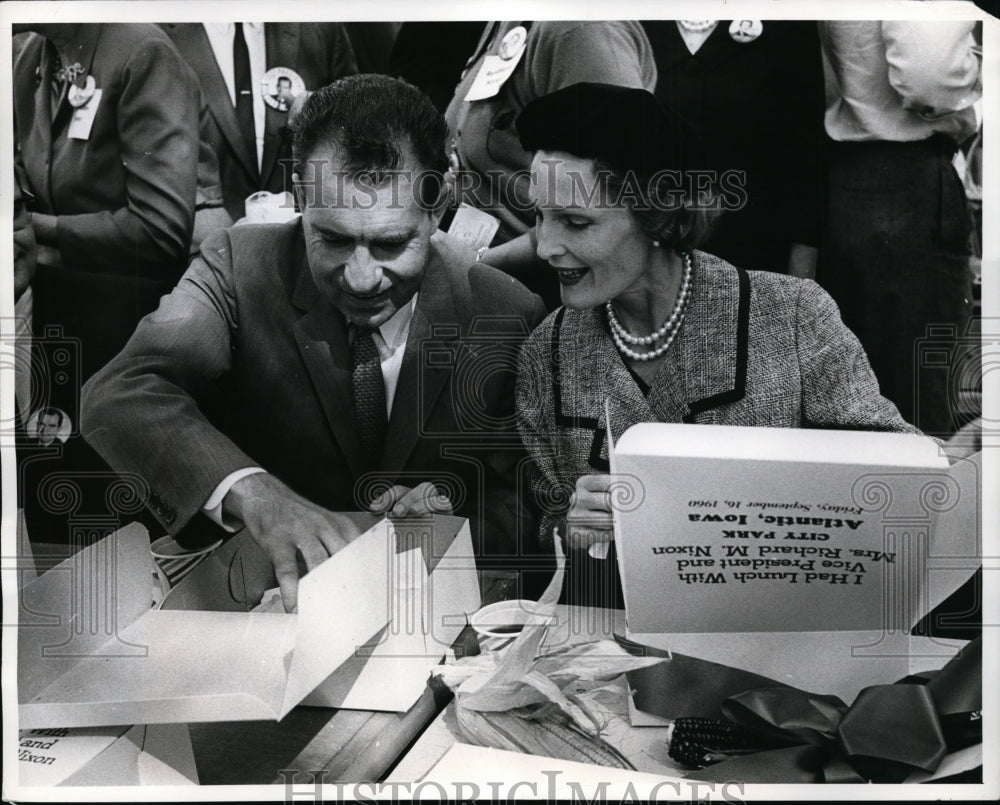 1960 Press Photo Presidential Candidate Richard Nixon & Wife Par with Box Lunch-Historic Images