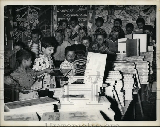 1963 Press Photo Algerian School Children Look at Stockpile of Books - Historic Images