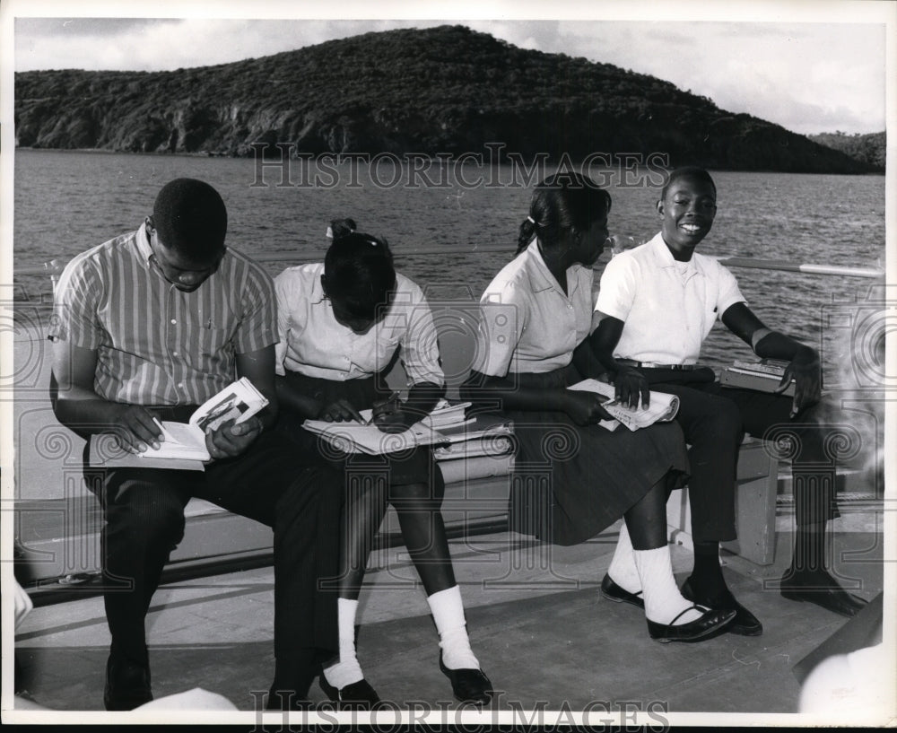 1963 Press Photo Boys &amp; Girls Travel 4 1/2 Miles Across Pillsbury Sound to Schoo - Historic Images