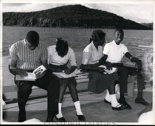 1963 Press Photo Boys & Girls Travel 4 1/2 Miles Across Pillsbury Sound to Schoo - Historic Images