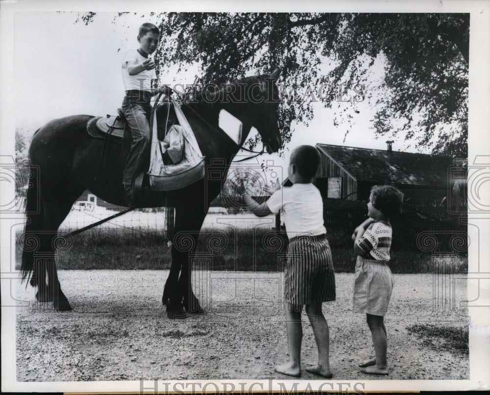 1959 Press Photo Scott Tremaine Delivers Papers Riding His Horse Ginger - Historic Images