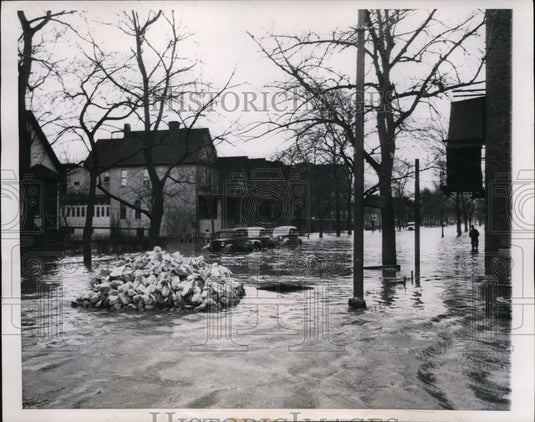 1947 Press Photo Flood Waters in Chicago Illinois - Historic Images
