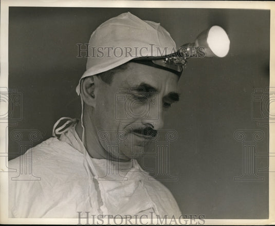 1938 Press Photo Dr ES Wishart Chief Nose & Throat Section Toronto Hospital - Historic Images