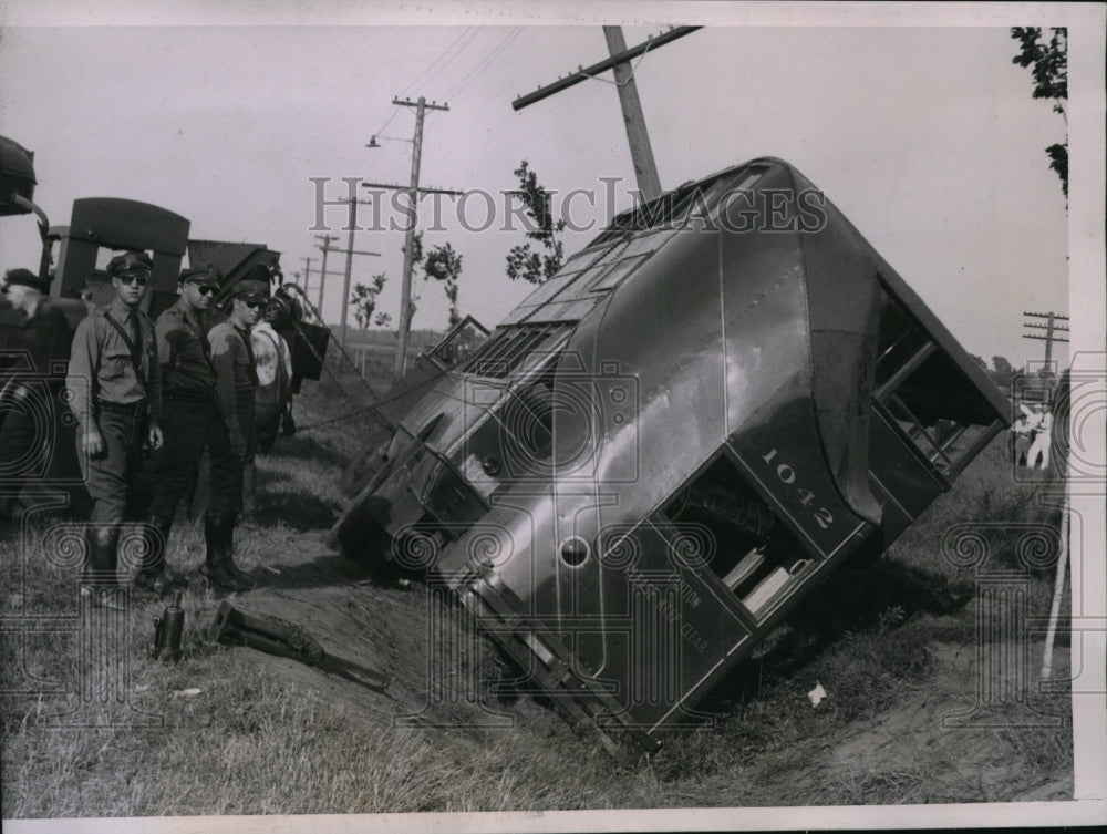 1935 Press Photo Chicago Motor Coach Comp Picnic Bus Crashes Injuring 33 - Historic Images