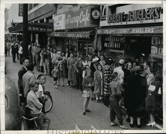 1943 Press Photo Burbank California Residents in Line To Buy Alarm Clock - Historic Images