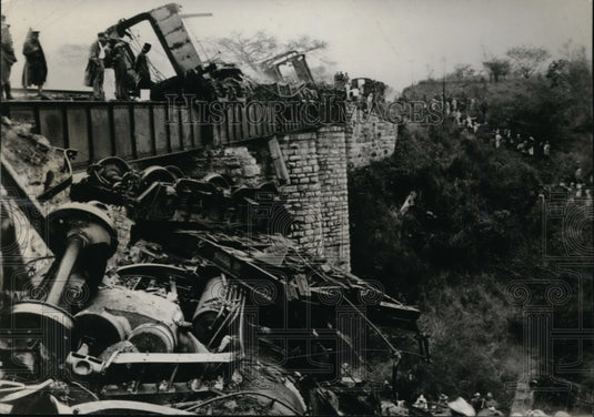 1936 Press Photo wreckage from train bombing near Paso del Macho, Mexico-Historic Images