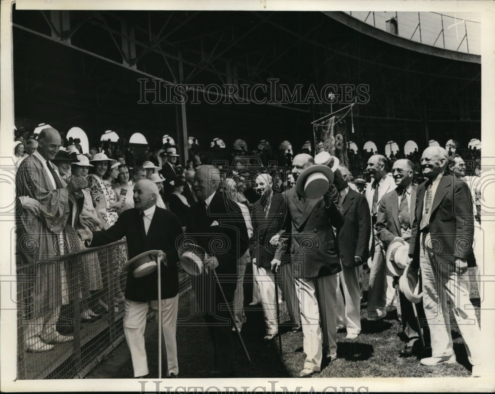 1938 Press Photo Yale Alumni Passing President Charles Seymour Singing to Him - Historic Images