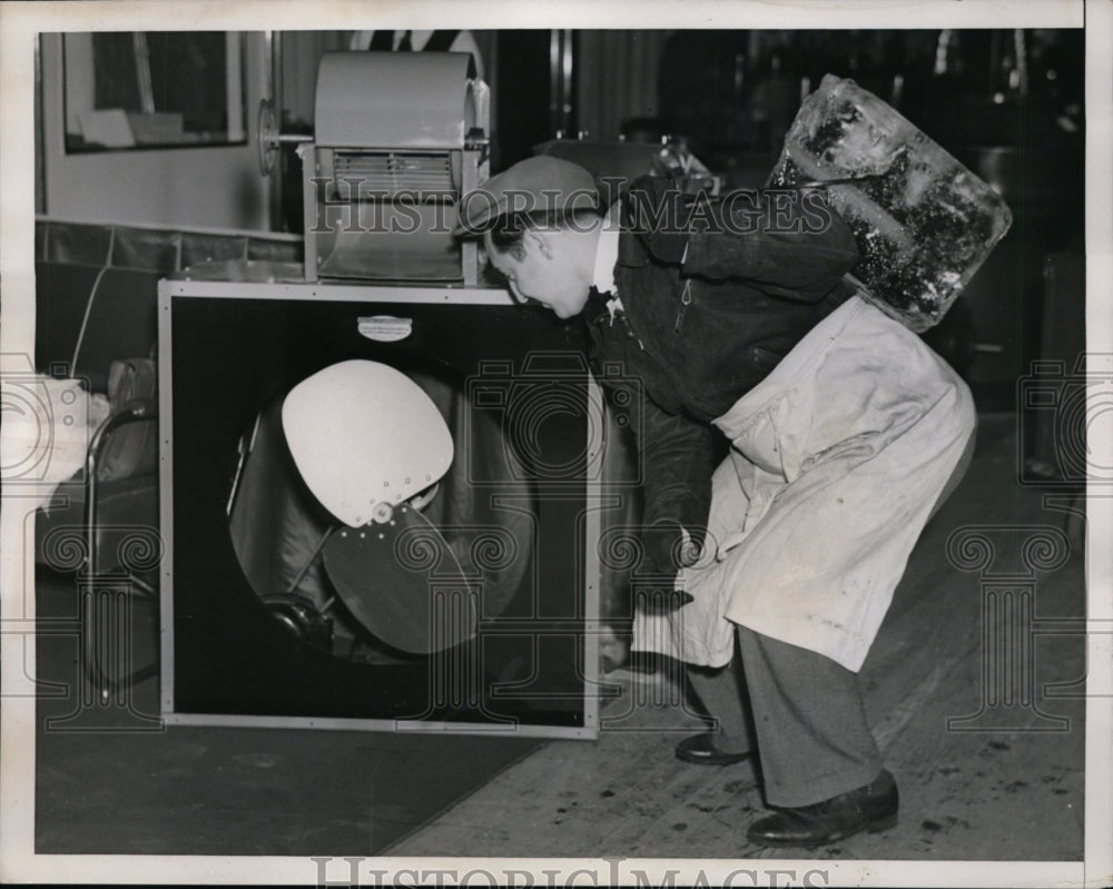 1938 Press Photo Nat Goldstein, an iceman, views new air conditioner in NYC - Historic Images