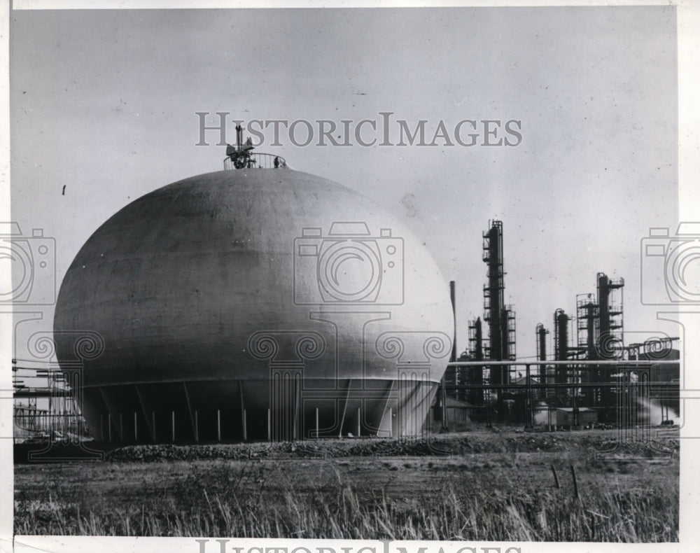 1941 Press Photo Aviation Gasoline Plant in Toledo, Ohio - Historic Images