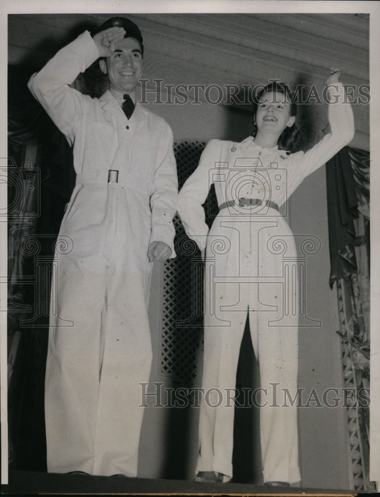 1941 Press Photo John Evans &amp; Sonia Kray exhibit suits for TWA mechanics Chicago-Historic Images