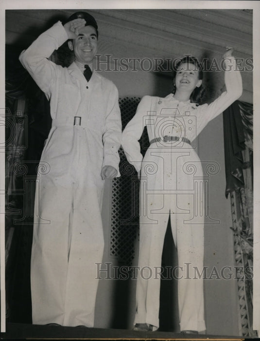 1941 Press Photo John Evans & Sonia Kray exhibit suits for TWA mechanics Chicago-Historic Images