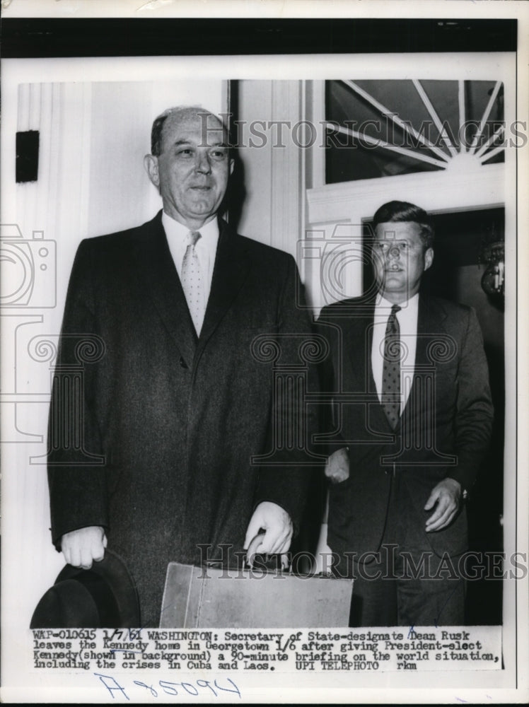 1961 Press Photo Dean Rusk briefs Pres elect Kennedy on Cuba crises in DC-Historic Images