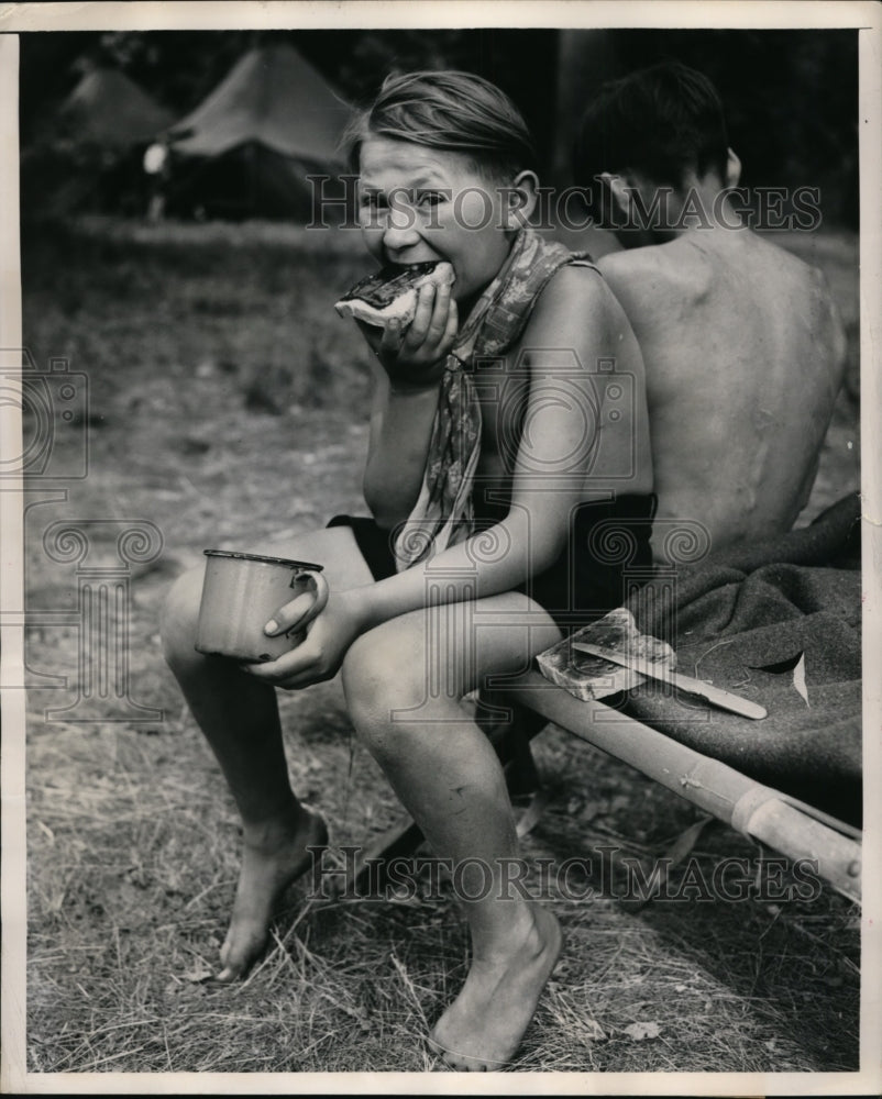 1958 Press Photo Hans Schmidt at Berlin Best Camp for Kids Enjoying a Snack-Historic Images