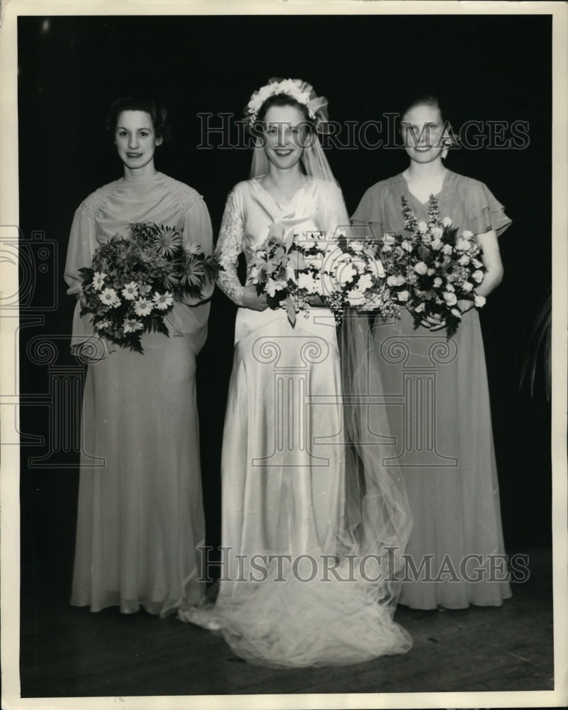 1936 Press Photo Bouquets of flowers modeled by Penn State College students - Historic Images