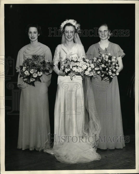 1936 Press Photo Bouquets of flowers modeled by Penn State College students - Historic Images