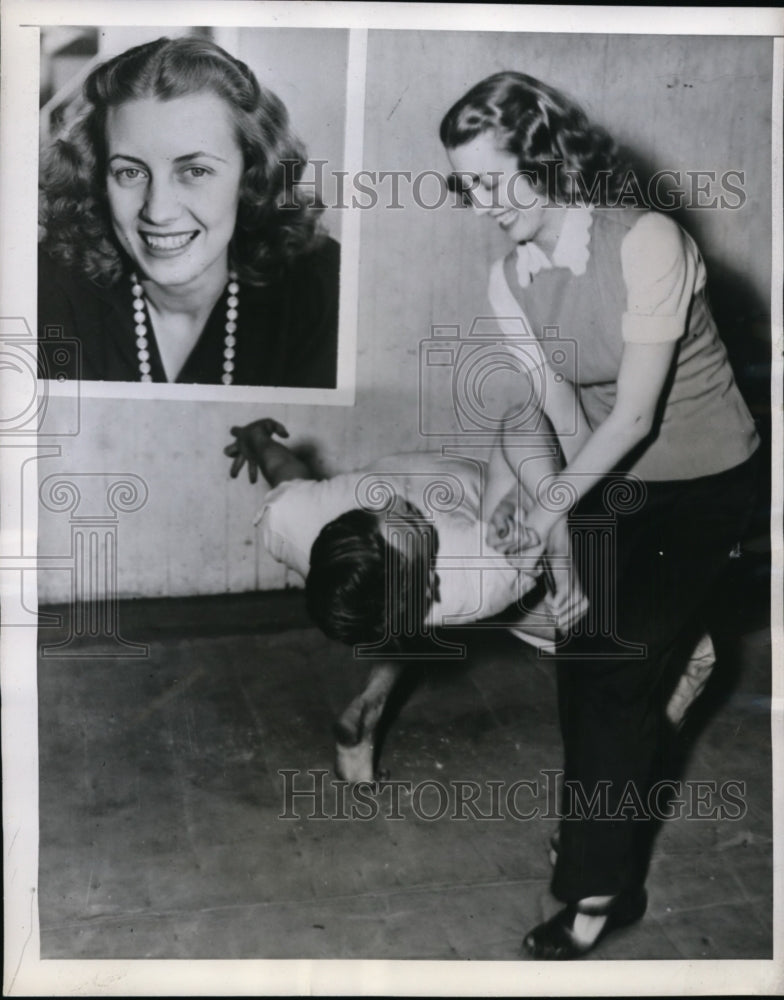 1943 Press Photo Kirstin Spencer teaches Judo at YMCA in Charleston, WV - Historic Images