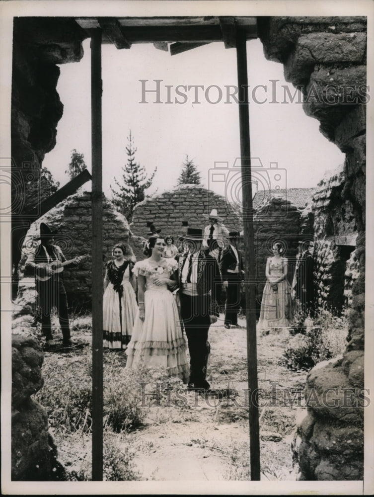 1935 Press Photo Actors Catherine Flynn, Roland Wilson Assist Calif Mission - Historic Images