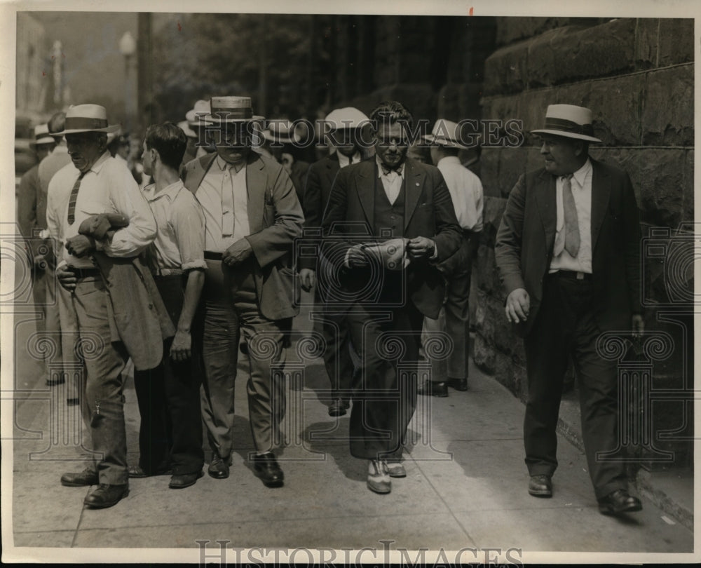 1932 Press Photo &quot;Bonus Marcher&quot; Isadore Kanner taken into custody for theft-Historic Images