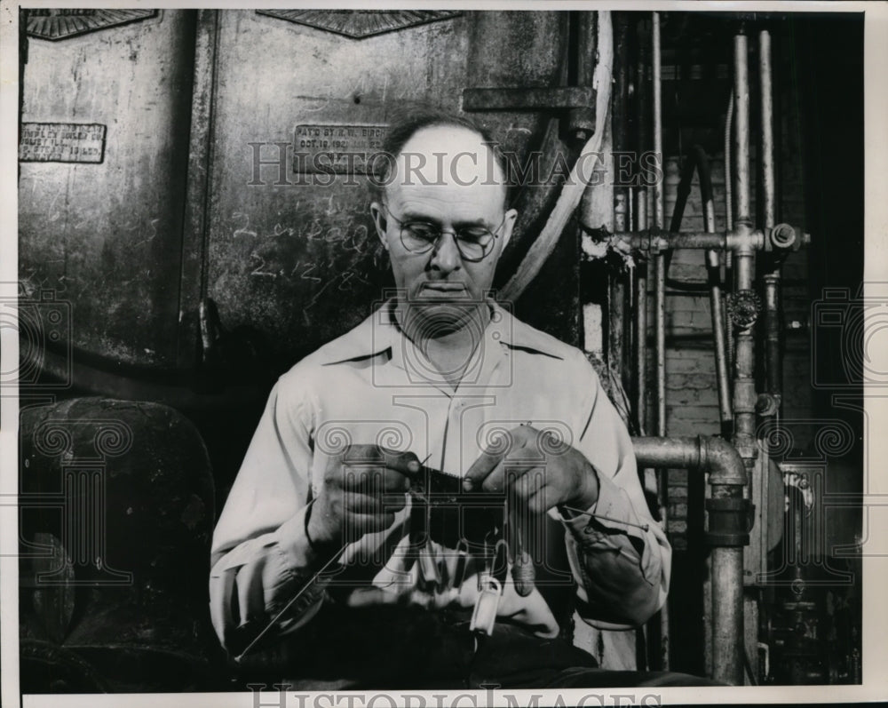 1951 Press Photo Chicago Leo Swinford knits for expectant wife between chores - Historic Images